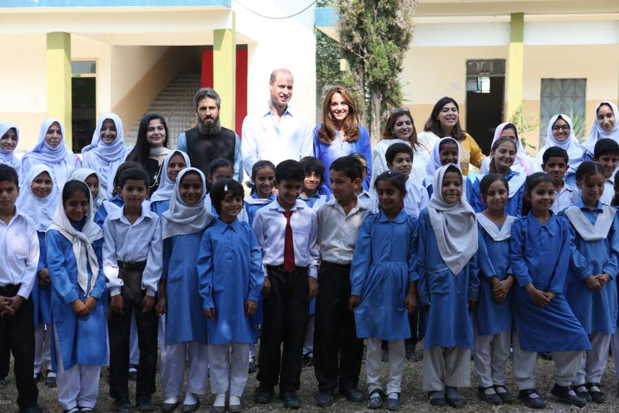 Kate Middleton s'est habillée de la même couleur que les petites écolières pakistanaises
