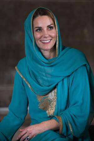 Kate Middleton, très élégante dans un voile traditionnel pour visiter la mosquée à Lahore