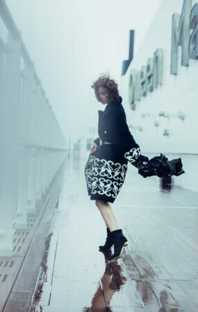 Manteau en cachemire, ceinture en cuir, l’ensemble Chanel. Foulard Ika, boots Bettina Vermillon.