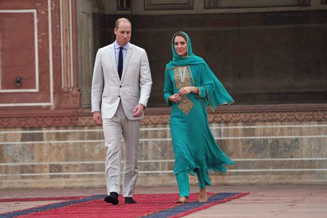 Kate Middleton a choisi un voile et une tunique verte pour se rendre à la mosquée au Pakistan, une de ses couleurs favorites