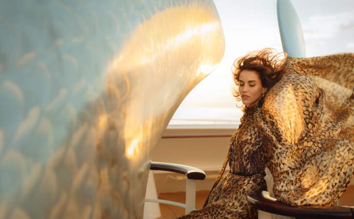 Robe cape en soie léopard et ceinture, l’ensemble Celine par Hedi Slimane. Créoles Thomas Sabo.