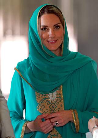 Kate Middleton a choisi un voile et une tunique verte pour se rendre à la mosquée au Pakistan, une de ses couleurs favorites