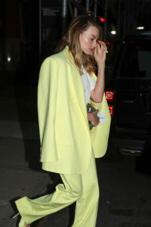 Margot Robbie sublime aussi en costume de smoking jaune pastel