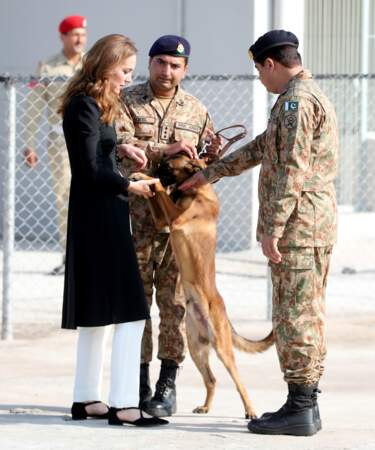 Kate Middleton visite un centre militaire de formation canin au Pakistan