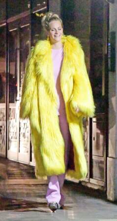 Poppy Delevingne opte pour le manteau effet fourrure jaune fluo