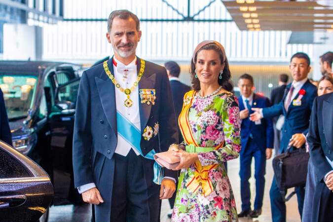 Pour l'occasion, la reine d'Espagne a fait sensation dans une robe en soi fleurie, signée Matilde Cano...