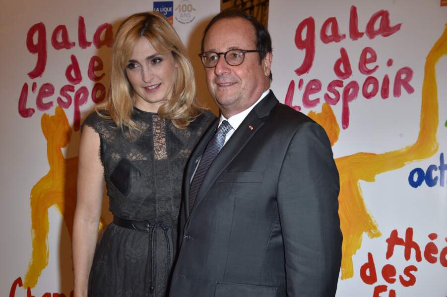 François Hollande et Julie Gayet regardent ensemble dans la même direction