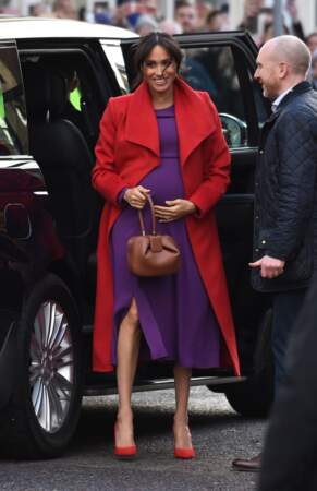 Meghan Markle a alors accessoirisé sa robe violette d'une manteau et d'escarpins rouges