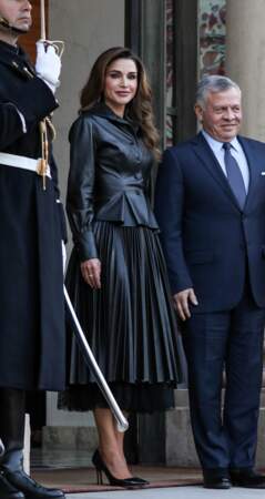 Rania de Jordanie, en jupe en cuir plissée Ermanno Scervino sur le perron de l'Elysée avec son époux le roi Abdallah II, le 29 mars 2019