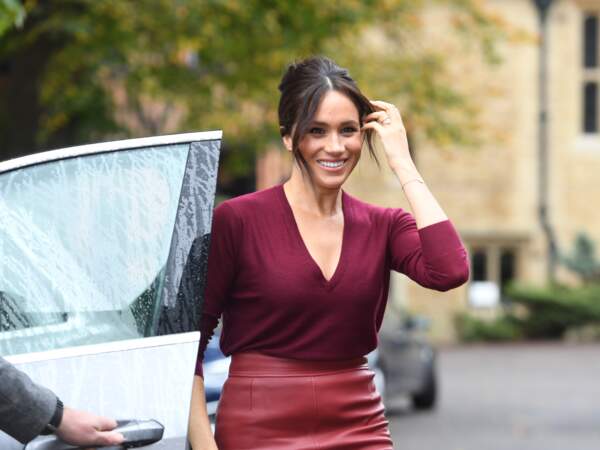 Meghan Markle a misé sur un camaïeu de rouge bordeaux pour sa tenue lors d'une réunion avec les membres du Queen's Commonwealth Trust au château de Windsor, le 25 octobre 2019