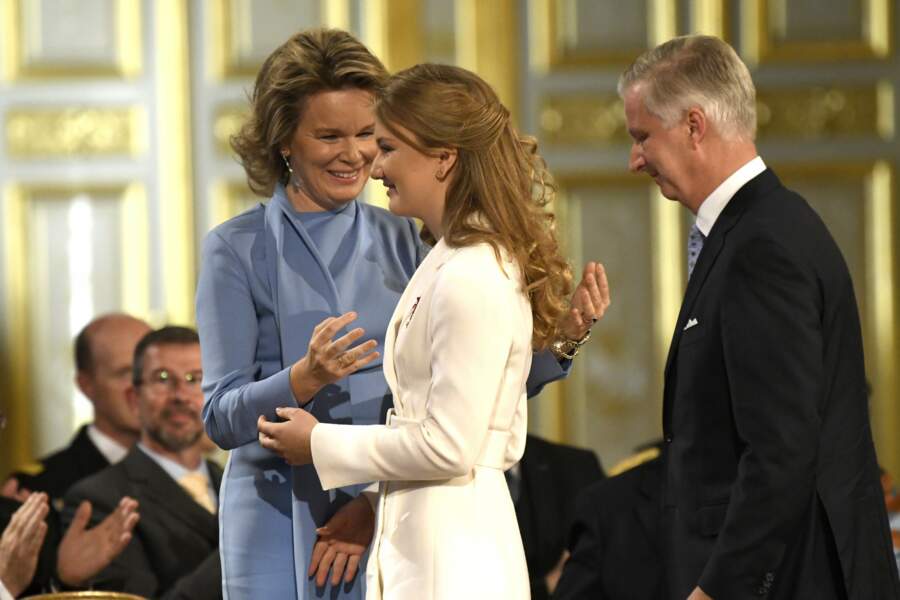 La reine Mathilde de Belgique retient ses larmes lors de l'anniversaire de sa fille Elisabeth, 18 ans, à Bruxelles, le 25 octobre 2019.