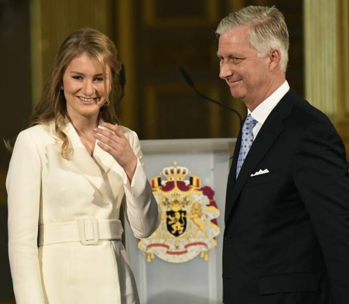 Elisabeth de Belgique, très touchée pour ses 18 ans, au côté de son père le roi Philippe, à Bruxelles, le 25 octobre 2019.