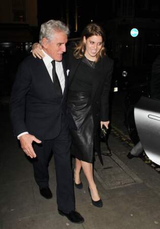Beatrice d'York en jupe en cuir portefeuille noire, au bras d'un ami à la sortie du club Lou Lou à Londres, le 1er février 2018