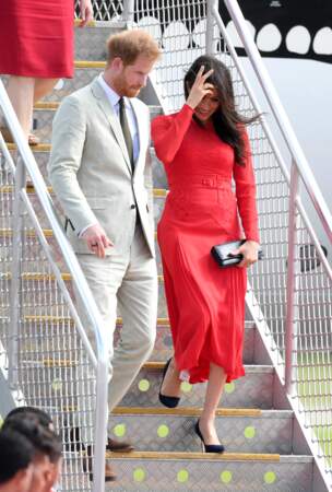 Le prince Harry et Meghan Markle arrivent à l'aéroport Fuaʻamotu, aux Iles Tonga, le 25 octobre 2018