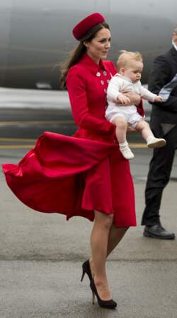 Kate Middleton et son fils George arrivent à l'aéroport de Wellington, le 6 avril 2014
