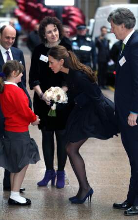 Kate Middleton lors d'une visite des bureaux de Clifford Chance pour participer à un forum à Londres, le 20 novembre 2013