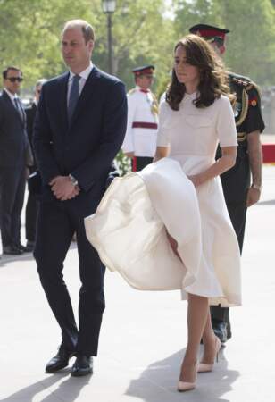 Le prince William et Kate Middleton, lors devant le monument aux mort "Porte de l'Inde" à New Delhi, le 11 avril 2016 