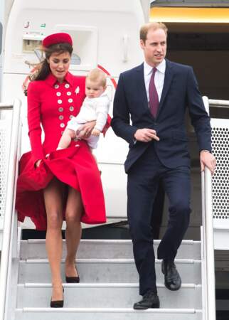 Kate Middleton, le prince William et leurs fils George arrivent à l'aéroport de Wellington, le 6 avril 2014