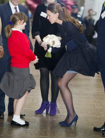 Kate Middleton lors d'une visite des bureaux de Clifford Chance pour participer a un forum à Londres, le 20 novembre 2013