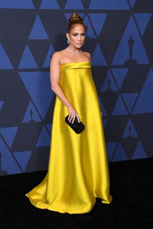 Jennifer Lopez que l'on connaît en tenue plus moulante, a opté pour une robe longue bustier qui dissimule son corps d'athlète