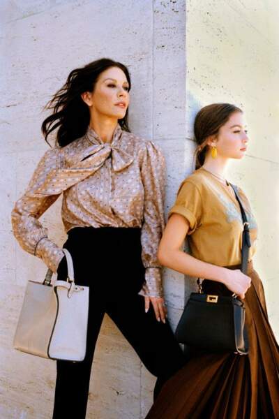Mère et fille posent à Rome avec les différentes versions du sac Peekaboo, une transmission de style fièrement représentée par Catherine Zeta-Jones et sa fille Carys Douglas.