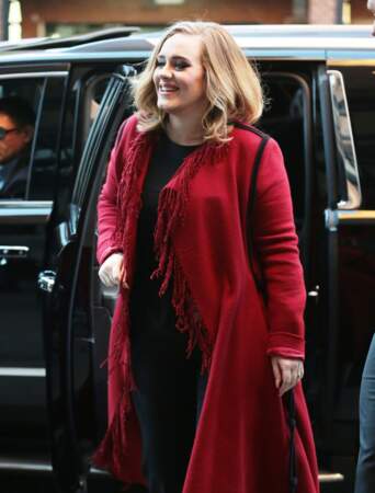 Adele en novembre 2015 dans un long gilet rouge à frange