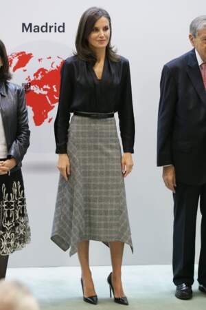 Un look graphique pour Letizia d'Espagne avec une blouse noire Sandro portée avec une jupe longue à carreaux Massimo Dutti