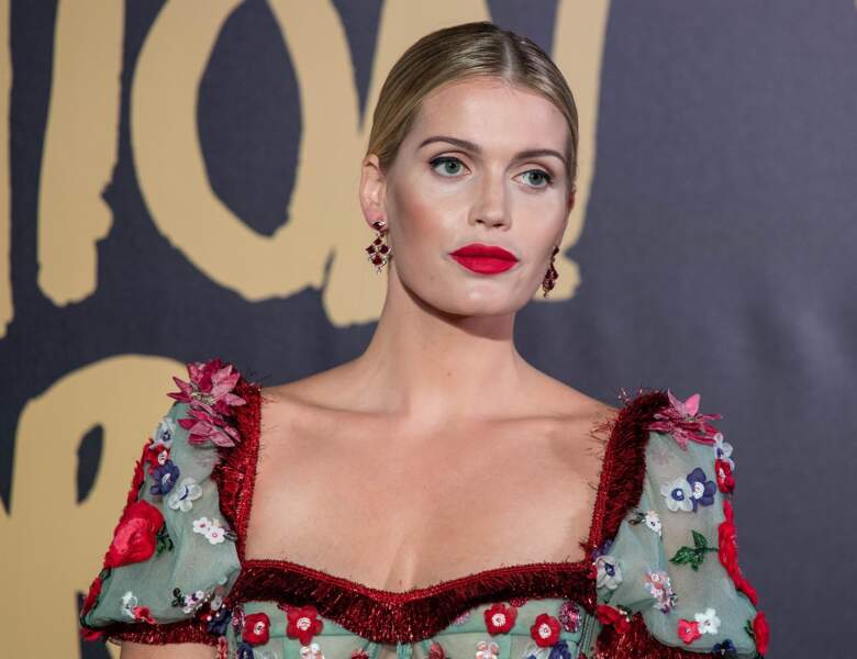 Lady Kitty Spencer au défilé Fashion for relief porte une robe Dolce & Gabbana le 21 septembre 2019