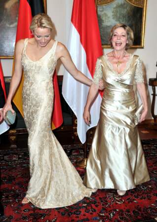 Charlene de Monaco et l'ex première dame d'Allemagne Daniela Schadt, lors d'un gala à Berlin le 9 juillet 2012