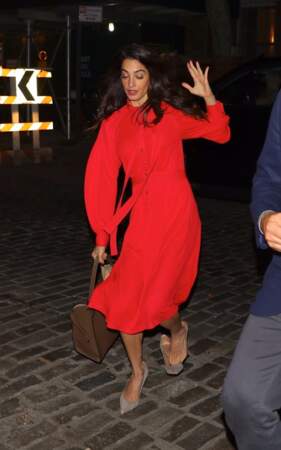 Ce jour-là, Amal Clooney portait une longue robe rouge...