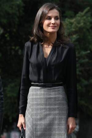 Letizia d'Espagne mise sur une blouse décolletée noire et une jupe longue à carreaux