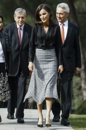Le 30 octobre 2019, Letizia d'Espagne a adopté un look très working girl et graphique