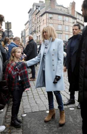 Brigitte Macron, en manteau bleu pour Halloween