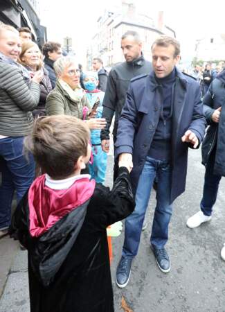 Emmanuel Macron salue des enfants le 31 octobre à Honfleur
