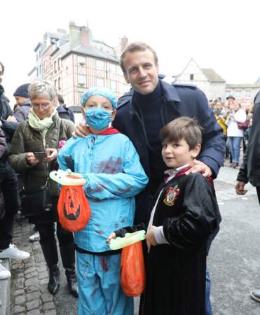 Pour Halloween, Emmanuel Macron pose tout sourire