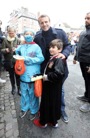 Emmanuel Macron pose avec deux enfants déguisés