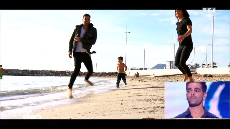 Père et fils courent sur la plage
