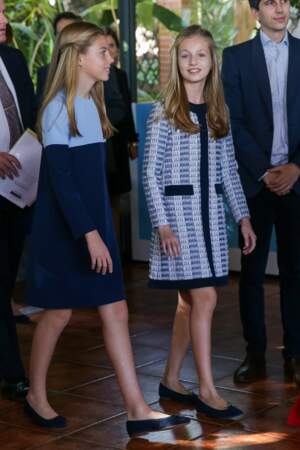 Leonor, la future reine et sa sœur cadette Sofia d'Espagne sont souvent habillées dans les mêmes tonalités de vêtement comme le 4 novembre 2019, toute en bleue