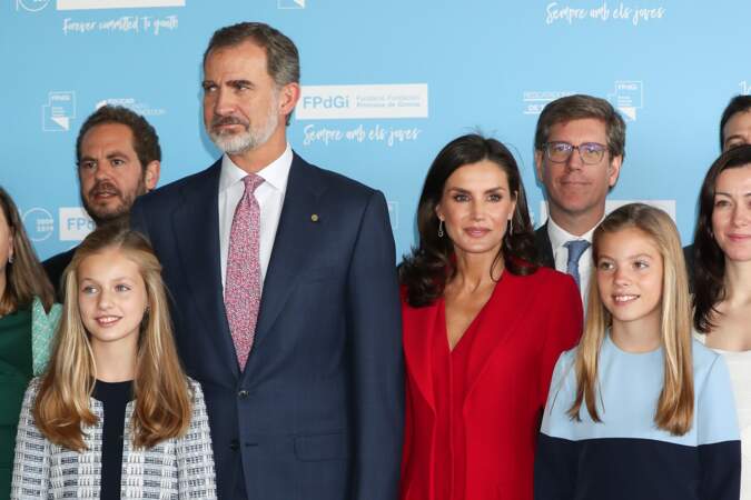 Letizia d'Espagne magnifique en rouge avec ses filles en bleue. Le roi felipe est assorti à la fois à ses filles et sa femme.