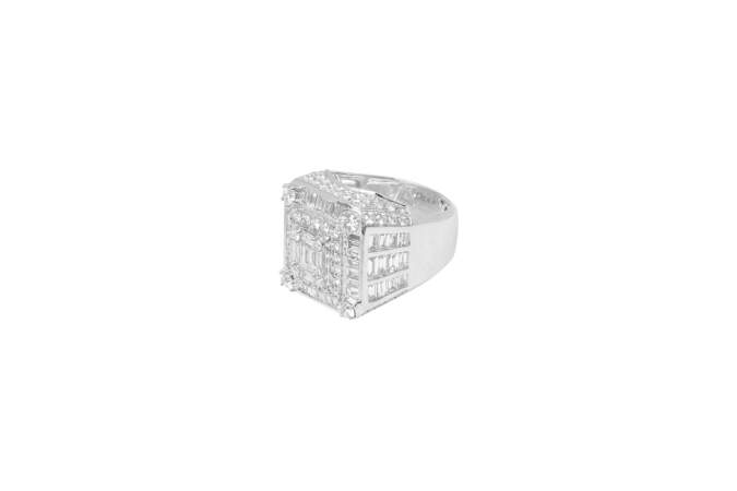 Chevalière Beverly Hills à sertie « illusion » en or blanc et diamants blancs 4,5 carats, prix sur demande, Djula.