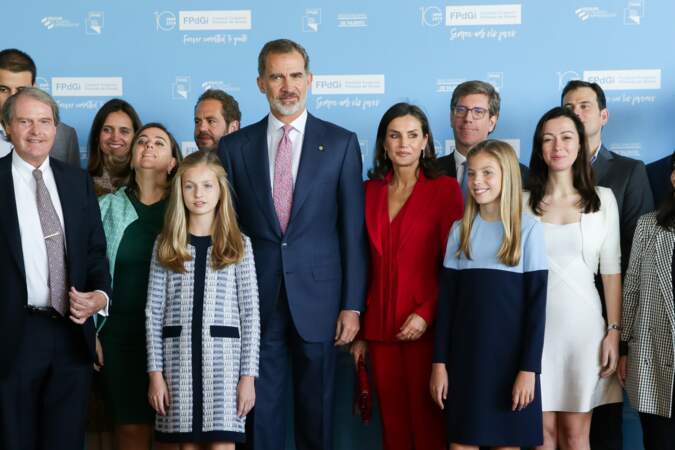 Jolie photo de famille pour Letizia d'Espagne, le roi Felipe et leurs deux filles Leonor et Sofia, toutes les deux en bleue