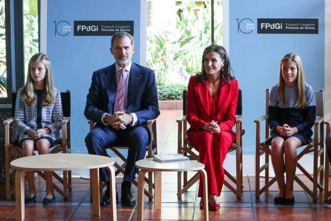Le roi Felipe VI, Letizia d’Espagne, la princesse Leonor et l'infante Sofia d'Espagne assistent à la 10ème édition des prix de la "Fundacion Princesa de Girona" à Barcelone, le 4 novembre 2019, tous les quatre très élégants
