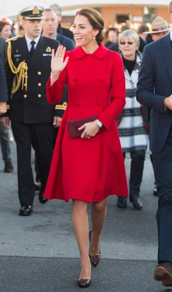 Kate Middleton portait exactement le même manteau signé Carolina Herrera, mais c'était il y a un mois. 