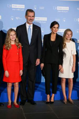 Letizia d'Espagne élégante entourée du roi Felipe VI et de ses filles le 4 novembre 2019 à Barcelone