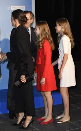 Letizia d'Espagne a contrasté avec les robes de ses deux filles