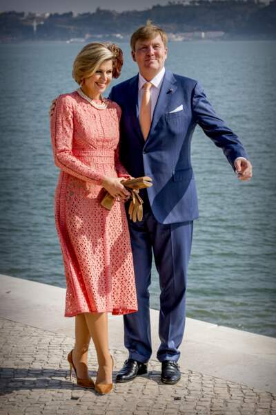Agrémentée d'un collier de perle et d'escarpins en velours, la Reine Maxima porte elle aussi cette robe signée Elie Saab en 2017.