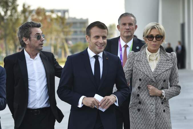 Un poil austère, Brigitte Macron porte un manteau structuré dans les tons gris/marronné. 