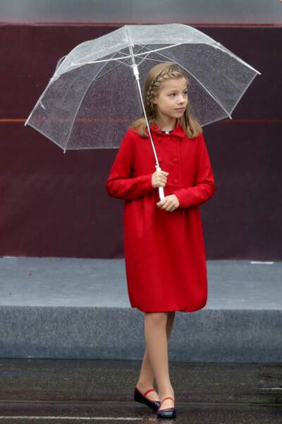 
En octobre 2016, la Princesse Sofia, la fille cadette de Letizia arbore un joli manteau rouge de la maison Carolina Herrera.  