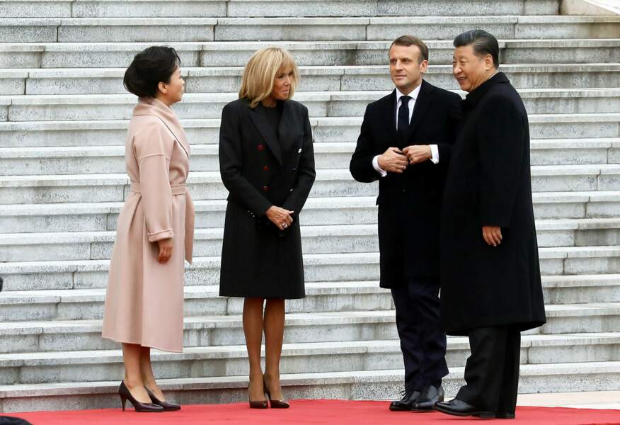 Changement de look pour Brigitte Macron avec une tenue très sobre pour son arrivée au Grand Palais du peuple à Pékin le 6 novembre 2019