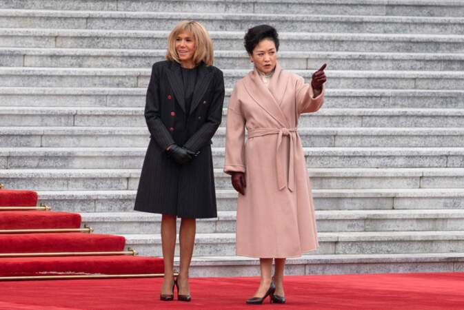 Brigitte Macron très élégante et sobre tout en noir avec la première dame chinoise le 6 novembre 2019